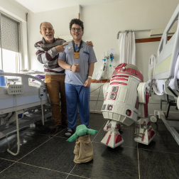 Fotos de la visita de los personajes de Star Wars a los pacientes de HUN con motivo de la campaña “La fuerza contra el cáncer”
