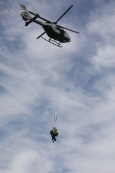 Fotos de la I Jornada de Seguridad en la Montaña del GREIM en Pamplona y de la exhibición de rescate con helicóptero. /