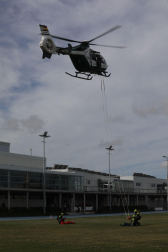 Fotos de la I Jornada de Seguridad en la Montaña del GREIM en Pamplona y de la exhibición de rescate con helicóptero. /