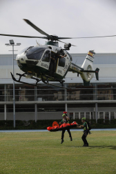 Fotos de la I Jornada de Seguridad en la Montaña del GREIM en Pamplona y de la exhibición de rescate con helicóptero. /