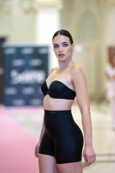 Foto del desfile por el 45º aniversario de Creaciones Selene./