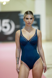 Foto del desfile por el 45º aniversario de Creaciones Selene./