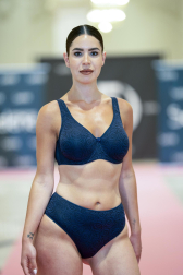 Foto del desfile por el 45º aniversario de Creaciones Selene./