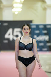 Foto del desfile por el 45º aniversario de Creaciones Selene./