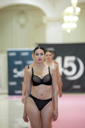 Foto del desfile por el 45º aniversario de Creaciones Selene./