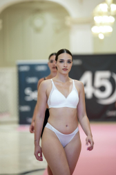 Foto del desfile por el 45º aniversario de Creaciones Selene./