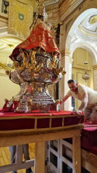 Fotos del proceso de preparación de la imagen de San Fermín antes del comienzo de las fiestas. /
