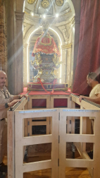 Fotos del proceso de preparación de la imagen de San Fermín antes del comienzo de las fiestas. /