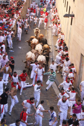 La manada enfila la Cuesta de Santo Domingo durante el primer encierro de los Sanfermines 2024