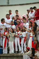 La localidad celebró el festejo taurino con novillos de Valle Blanco para los rejoneadores David Gomes (de verde) y Adrián Venegas (de azul)