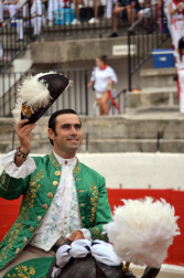 La localidad celebró el festejo taurino con novillos de Valle Blanco para los rejoneadores David Gomes (de verde) y Adrián Venegas (de azul)