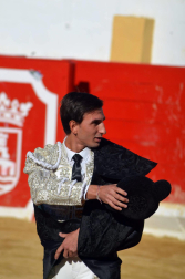 Fotos de la novillada y la cornada a Miguel Serrano en Peralta. /