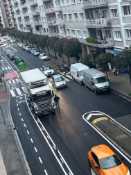 Foto de vehículos mal aparcados en la calle Abejeras./