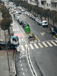 Foto de vehículos mal aparcados en la calle Abejeras./
