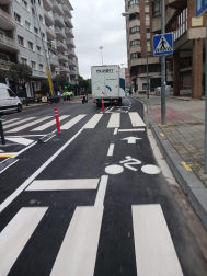 Foto de vehículos mal aparcados en la calle Abejeras./