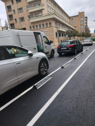 Foto de vehículos mal aparcados en la calle Abejeras./