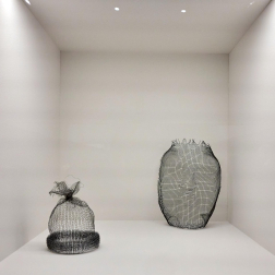 El Museo de Navarra acoge hasta el 14 de septiembre la exposición 'Mertxe Sueskun. Jugando, cuento / Jostatuz, kontatu egiten dut', que recoge cerca de 60 obras realizadas por la artista entre la década de los 80 y la actualidad.