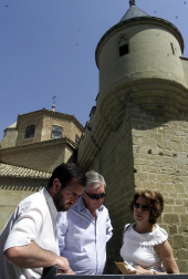Mario Vargas Llosa y su mujer Patricia, en Olite en 2002