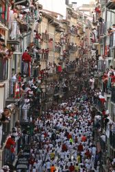 Fotos del sexto encierro de San Fermín con toros de Escolar. |