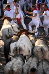 Fotos del sexto encierro de San Fermín con toros de Escolar. |