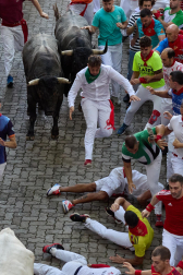 Fotos del sexto encierro de San Fermín con toros de Escolar. |