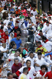 Fotos del sexto encierro de San Fermín con toros de Escolar. |