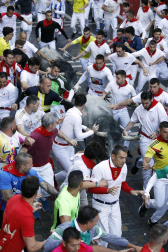 Fotos del sexto encierro de San Fermín con toros de Escolar. |