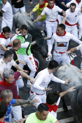 Fotos del sexto encierro de San Fermín con toros de Escolar. |