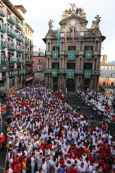 Fotos del sexto encierro de San Fermín con toros de Escolar. |