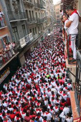 Fotos del sexto encierro de San Fermín con toros de Escolar. |
