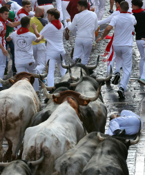 Fotos del sexto encierro de San Fermín con toros de Escolar. |