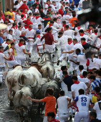 Fotos del sexto encierro de San Fermín con toros de Escolar. |