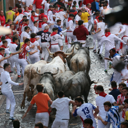 Fotos del sexto encierro de San Fermín con toros de Escolar. |