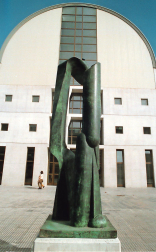 Escultura de Clemente Ochoa que se colocó en 1997 en la UPNA.