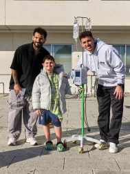 Ambiente rojillo este lunes en el HUN en la tradicional visita navideña de Osasuna a los niños hospitalizados.