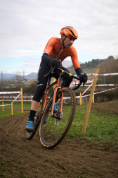 Fotos del VI Memorial Benigno Mendia, campeonato navarro de ciclocross en Urdiáin