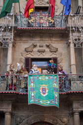 Multitudinario recibimiento a los Reyes Magos de Oriente a su entrada en Pamplona, con la comitiva recorriendo el Casco Viejo y la posterior visita al Ayuntamiento de Pamplona