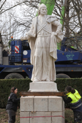 Fotos de la finalizaciòn del traslado de las estatuas del Paseo de Sarasate a los jardines de la Taconera
