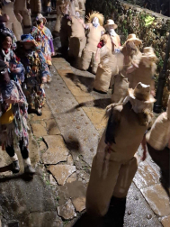 Embutidos en sacos de heno, una hilera de orondos personajes de apariencia rural desfila por el entramado urbano en una tarde de tiempo desapacible en la localidad de Lesaka. Se trata de los Zako zahar