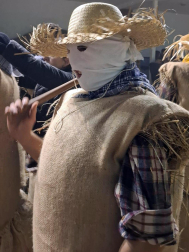 Embutidos en sacos de heno, una hilera de orondos personajes de apariencia rural desfila por el entramado urbano en una tarde de tiempo desapacible en la localidad de Lesaka. Se trata de los Zako zahar