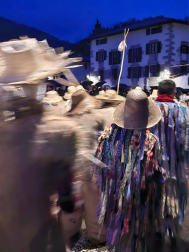Embutidos en sacos de heno, una hilera de orondos personajes de apariencia rural desfila por el entramado urbano en una tarde de tiempo desapacible en la localidad de Lesaka. Se trata de los Zako zahar