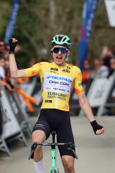 Fotos de la meta en Cuevas de Mendukilo en la segunda etapa de la Itzulia 2026 por tierras navarras