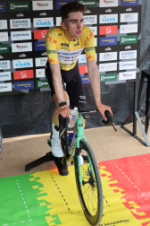 Fotos de la meta en Cuevas de Mendukilo en la segunda etapa de la Itzulia 2026 por tierras navarras