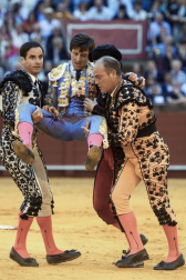 Cogida de Roca Rey al entrar a matar a su segundo toro en la Maestranza, este jueves 23 de abril