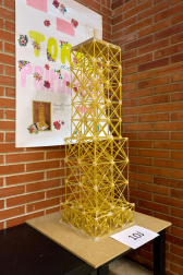 Imágenes del Concurso de construcción de estructuras con espaguetis en la Escuela de Arquitectura. UNAV