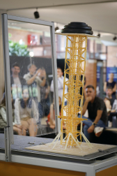 Imágenes del Concurso de construcción de estructuras con espaguetis en la Escuela de Arquitectura. UNAV