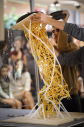 Imágenes del Concurso de construcción de estructuras con espaguetis en la Escuela de Arquitectura. UNAV