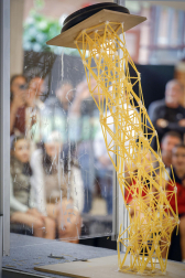 Imágenes del Concurso de construcción de estructuras con espaguetis en la Escuela de Arquitectura. UNAV