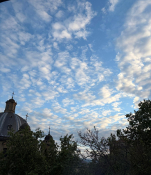 Nubes decorativas en el cielo de Pamplona.
