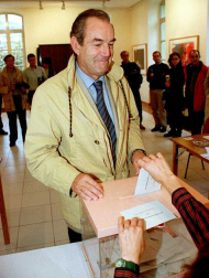 El presidente de Eusko Alkartasuna y candidato a Lehendaraki, Carlos Garaikoetxea, emite su voto para el Parlamento Vasco en Zarautz (1998)